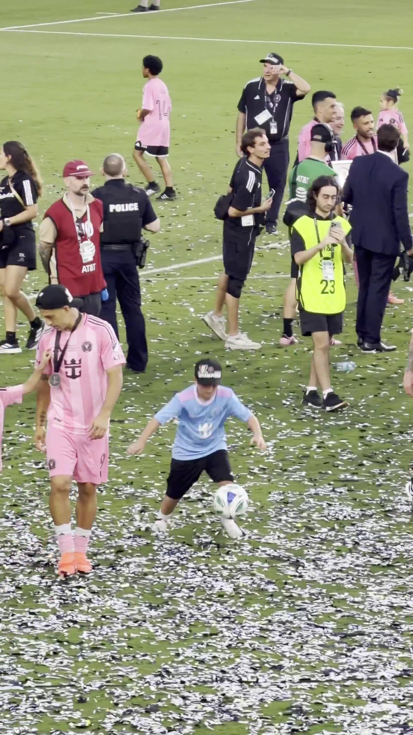 告诉俺爸😂马特奥做颠球花式"环绕地球"，迫不及待告诉梅西苏牙